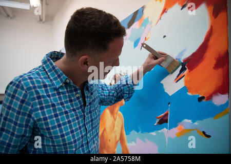 Berlin, Deutschland. 17 Okt, 2019. Der Maler und Künstler Norbert Bisky informiert die Presse über seine doppelte Ausstellung zum Jahrestag des Falls der Berliner Mauer. Credit: Paul Zinken/dpa/Alamy leben Nachrichten Stockfoto