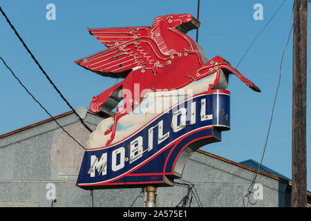 Vintage Mobil Pegasus (Flying Horse) Tankstelle insigia entlang einer Straße im Osten von Texas Stockfoto