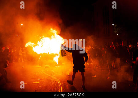 Barcelona, Spanien - 16. Oktober 2019: Spektakuläre furchtsam Image der Jungen katalanischen pro Unabhängigkeit Aktivist März gegen Feuer während der Ausschreitungen mit der Polizei ami Stockfoto