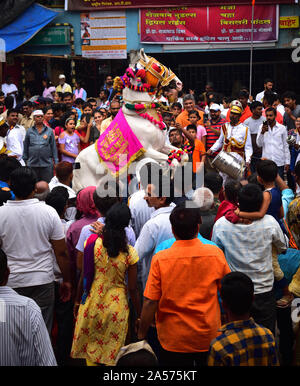 Pune, Maharashtra, Indien - September 26, 2019: ein Pferd mit einem Tanz an Ganesha Festival Parade Stockfoto