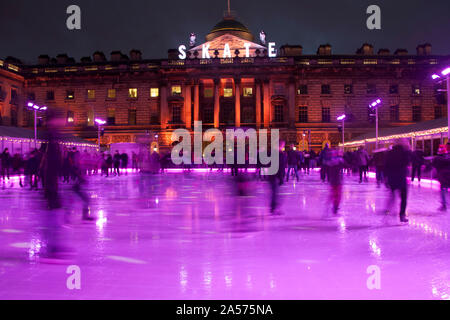 Eislaufen im Winter Kunsteisbahn in der Weihnachtswoche, Somerset House, London, England, Vereinigtes Königreich, Europa Stockfoto