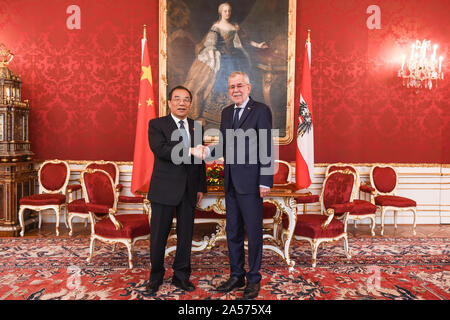 Wien, Österreich. 17 Okt, 2019. Österreichische Präsident Alexander van der Bellen (R) trifft sich mit Yang Xiaodu, Mitglied des Politbüros der Kommunistischen Partei Chinas (CPC) Zentralausschuss, der auch stellvertretender Sekretär des CPC-Zentrale Kommission für Disziplin Inspektion und Leiter der nationalen Aufsichtsbehörden Kommission in Wien, Österreich, 17. Okt. 2019. Quelle: Guo Chen/Xinhua/Alamy leben Nachrichten Stockfoto