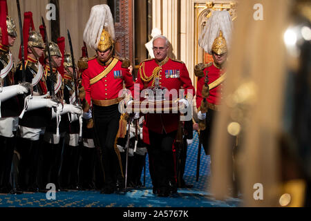 14. Oktober 2019 London UK, Öffnung des Parlaments 2019. Die Imperial State Crown und Regalia kommt an der Sovereigns Eingang zum Palast von Westminster vor der Öffnung des Parlaments 2019. Stockfoto