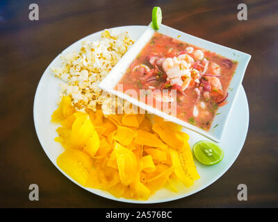 Ecuador Essen: Fisch Ceviche, rohen Fisch. mit Popcorn und plaintain. Stockfoto