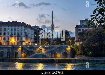 Um ein Bild zu Murazzi, mit Mole Antonelliana hinter im Hintergrund, bei Sonnenuntergang, und der Fluss Po, die in der ersten Zeile. Turin, Piemont, Italien. Stockfoto