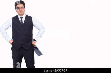 Hübscher junger Geschäftsmann mit digitalen Tablet. Männliche Professional ist auf den Hüften. Er trägt formals auf weißem Hintergrund. Stockfoto