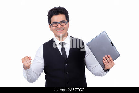Porträt der erfolgreiche Geschäftsmann Holding digital Tablet. Zuversichtlich männlichen Professional ist ballte die Faust. Er trägt formals auf weißen Hintergrund. Stockfoto