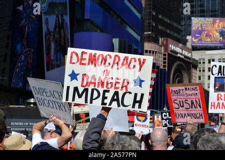 Sammlung für das Amtsenthebungsverfahren gegen Präsident Trumpf in Times Square, New York City. Stockfoto