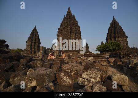 (191018) - CENTRAL JAVA, Oktober 18, 2019 (Xinhua) - Touristen besuchen die Prambanan Tempel in der Provinz Central Java, Indonesien, Okt. 18, 2019. Prambanan, ein UNESCO-Weltkulturerbe, ist eines der größten hinduistischen Tempelanlagen in Indonesien. (Xinhua / Zulkarnain) Stockfoto