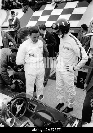 Jim Clark und Graham Hill in Gruben mit Lotus 49 beim britischen Grand Prix 1967. Stockfoto