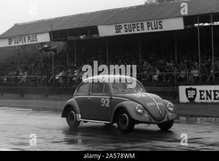 Volkswagen Käfer, R.Vaughan, Goodwood Mitgliederversammlung 1959. Stockfoto