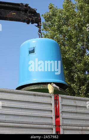 Blaues Glas gaseinnahme Bell und der Kran der Lkw Stockfoto