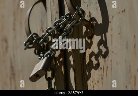 Alte Metall Kette mit einer starken Kette durch eine Sperre befestigt, close-up Stockfoto