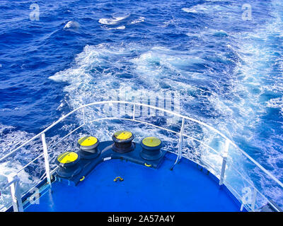 Bindfäden auf Schiff deck während der Fahrt im offenen Meer. Stockfoto