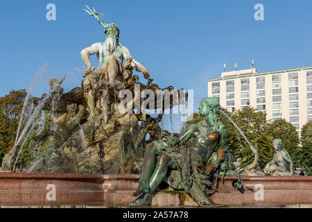 Die schönen Neptunbrunnen Neptunbrunnen, in deutscher Sprache, die von der Morgensonne beleuchtet, Berlin, Deutschland Stockfoto