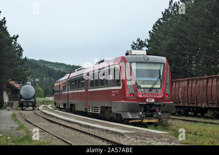 Raska, Serbien, Mai 04, 2019. Der Bahnhof in der steht und wartet für Reisende und Abreise weiter. Stockfoto