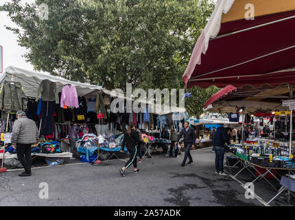 Paris, Frankreich, 30. September, 2019: die Menschen einkaufen für Schnäppchen an der Montreuil Flohmarkt. Eine der ältesten Flohmärkte in der Hauptstadt. Es ist Stockfoto