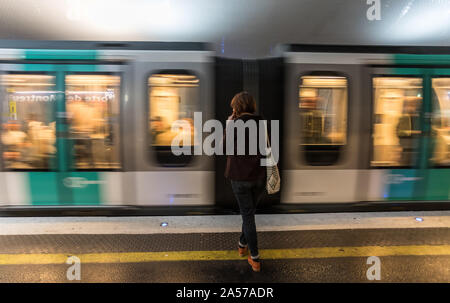 Paris, Frankreich, 30. September 2019: Passagiere warten auf den Zug, in der U-Bahnstation von Porte de Montreuil im Osten von Paris zu stoppen Stockfoto