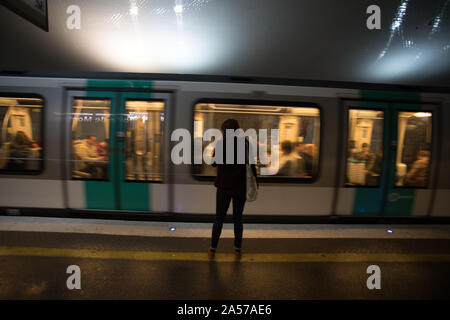 Paris, Frankreich, 30. September 2019: Passagiere warten auf den Zug, in der U-Bahnstation von Porte de Montreuil im Osten von Paris. Stockfoto