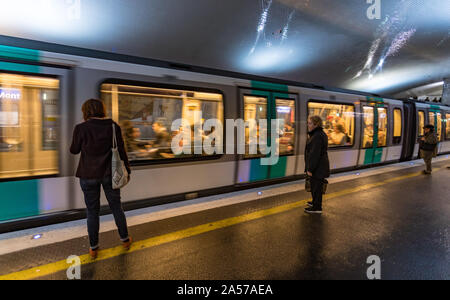 Paris, Frankreich, 30. September 2019: Passagiere warten auf den Zug, in der U-Bahnstation von Porte de Montreuil im Osten von Paris. Stockfoto