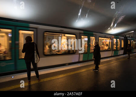 Paris, Frankreich, 30. September 2019: Passagiere warten auf den Zug, in der U-Bahnstation von Porte de Montreuil im Osten von Paris. Stockfoto