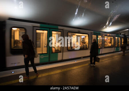 Paris, Frankreich, 30. September 2019: Passagiere warten auf den Zug, in der U-Bahnstation von Porte de Montreuil im Osten von Paris. Stockfoto