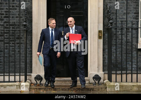 Verkehrsminister Grant Shapps (links) und nördlichen Powerhouse minister Jake Berry verlassen 10 Downing Street, London. Stockfoto