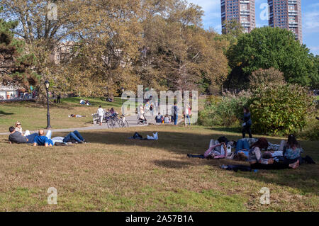 Sonnenbaden in der Nähe der Harlem Meer im Central Park in New York am Sonntag, 13. Oktober 2019. (© Richard B. Levine) Stockfoto