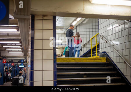 U-Bahn Fahrer warten auf einen Zug an der 50th Street Station in der New Yorker U-Bahn am Dienstag, 15. Oktober 2019. (© Richard B. Levine) Stockfoto