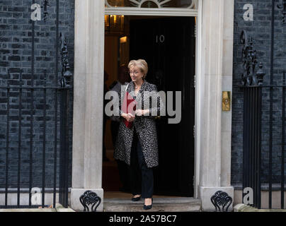 Downing Street, London, UK. 18. Okt 2019. Andrea Leadsom, Staatssekretär für Wirtschaft, Energie und industrielle Strategie, verlässt nach der Kabinettssitzung am Tag vor der großen Brexit Abstimmung im Parlament. Credit: Tommy London/Alamy leben Nachrichten Stockfoto