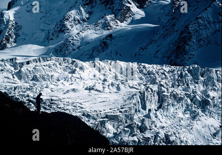 Ein trekker Silhouette gegen den Eisfall des Le Tour Gletscher in der Nähe von Chamonix in den Französischen Alpen Stockfoto