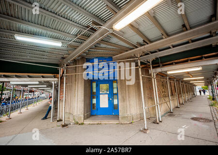 Das Bayview Correctional Facility, einem ehemaligen Frauengefängnis, im New Yorker Stadtteil Chelsea ist am Mittwoch, den 16. Oktober 2019 gesehen. Nach 2012 von Superstorm Sandy das Gefängnis geschlossen war und Pläne wurden gemacht, in eine Einrichtung für Frauen und Mädchen zu konvertieren beschädigt wird. Die NoVo Foundation angekündigt, dass es nicht mehr Fonds der Umwandlung aufgrund von Überschreitungen. (© Richard B. Levine) Stockfoto