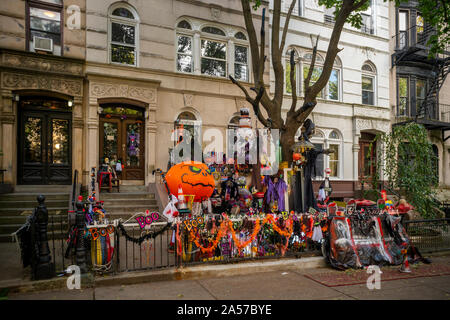 Halloween Dekorationen in der Familienfreundliche, trendigen Stadtteil Park Slope in Brooklyn in New York am Samstag, 12. Oktober 2019. (© Richard B. Levine) Stockfoto