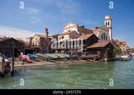 Squero di San Trovaso, Dorsoduro, Venedig, Italien: eines der letzten Gondel-Workshops in Venedig links Stockfoto