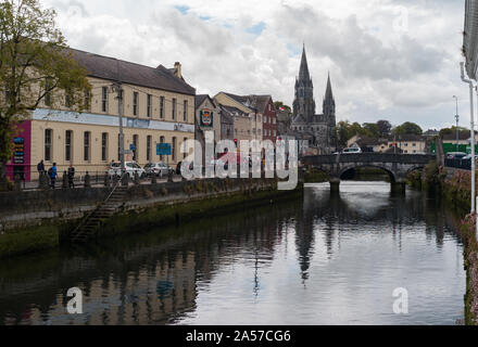 Cork City, Irland - 78th Juni, 2019: Cork City Centre, Saint Fin Barre's Cathedral in der Ferne. Stockfoto