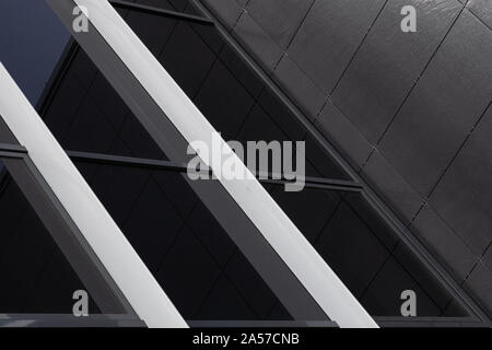 In der Nähe der schwarzen Wand und schwarze Wand mit robusten Fliesen bedeckt Stockfoto