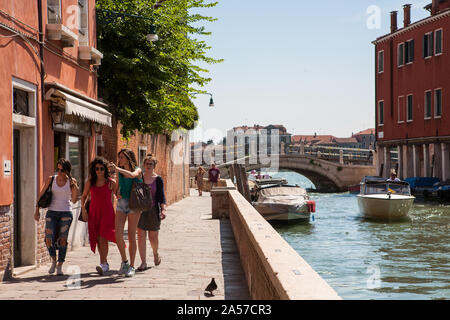 Rio di San Trovaso, Dorsoduro Venedig, Italien: eine Gruppe von Mädchen auf der Fondamenta Nani Stockfoto