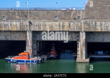 SNSM Küstenwache Boot am Deutschen WW2 Kriegsmarine U-Boot in den Hafen von Saint-Nazaire, Loire-Atlantique, Frankreich Stockfoto