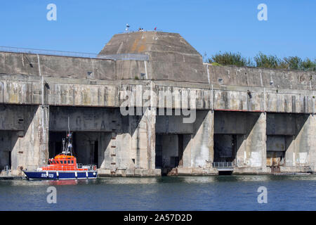 SNSM Küstenwache Boot am Deutschen WW2 Kriegsmarine U-Boot in den Hafen von Saint-Nazaire, Loire-Atlantique, Frankreich Stockfoto