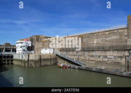 Befestigte lock in der Nähe der Deutschen WW2 Kriegsmarine U-Boot in den Hafen von Saint-Nazaire, Loire-Atlantique, Frankreich Stockfoto