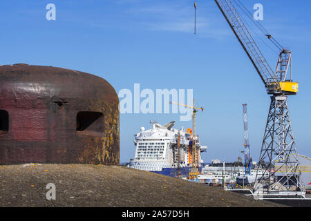 Stahl Revolver aus der Deutschen WW2 Kriegsmarine U-Boot über die Werft im Hafen von Saint-Nazaire, Loire-Atlantique, Frankreich Stockfoto