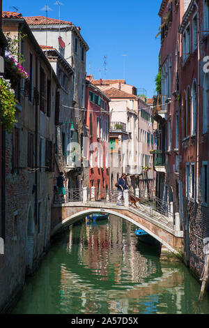 Ponte del Malpaga und Del Rio Malpaga, einem ruhigen Rückstau Kanal in Dorsoduro, Venedig, Italien Stockfoto