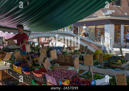 Obst und Gemüse auf einem Lastkahn von der Ponte dei Pugni, Rio de San Barnaba, Dorsoduro Venedig, Italien Abschaltdruck Stockfoto