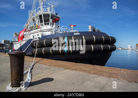 Liegeplatz Poller und der Französischen Tug Boat VB Mirage Ansicht des riesigen tugboat Kotflügel angedockt in der Hafenstadt Saint-Nazaire, Loire-Atlantique, Frankreich Stockfoto