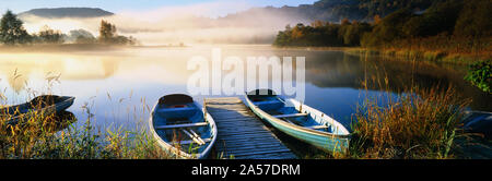 Ruderboote am See, Lake District, Grasmere, Cumbria, England Stockfoto
