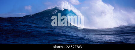 Wellen im Meer, Maui, Hawaii, USA Stockfoto