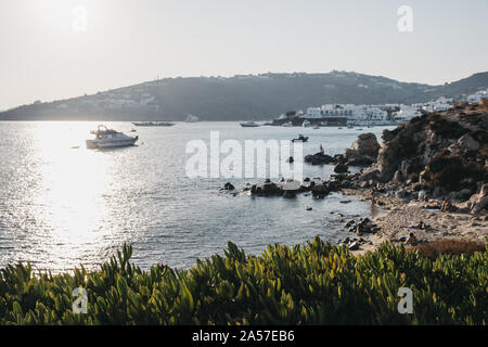 Blick über das Grün der versteckten Strand und Meer in Mykonos, Griechenland. Selektive konzentrieren. Stockfoto