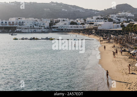 Mykonos, Griechenland - 19 September, 2019: Hohe Betrachtungswinkel von Menschen am Strand von Platis Gialos, einem beliebten Strand an der Südküste von Mykonos, auf einem sonnigen Stockfoto