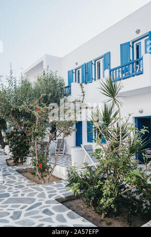 Mykonos, Griechenland - 19. September 2019: Äußere einer traditionellen Architektur von Mykonos Haus auf Mykonos, einem beliebten touristischen destanation in Griechenland. Stockfoto