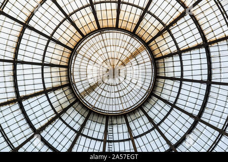 MAILAND, ITALIEN - 2. MAI: Einzigartige erhöhte Ansicht der Galleria Vittorio Emanuele II in Mailand am 2. Mai 2012. Diese Galerie wurde 1875 erbaut und ist eine der am meisten Stockfoto